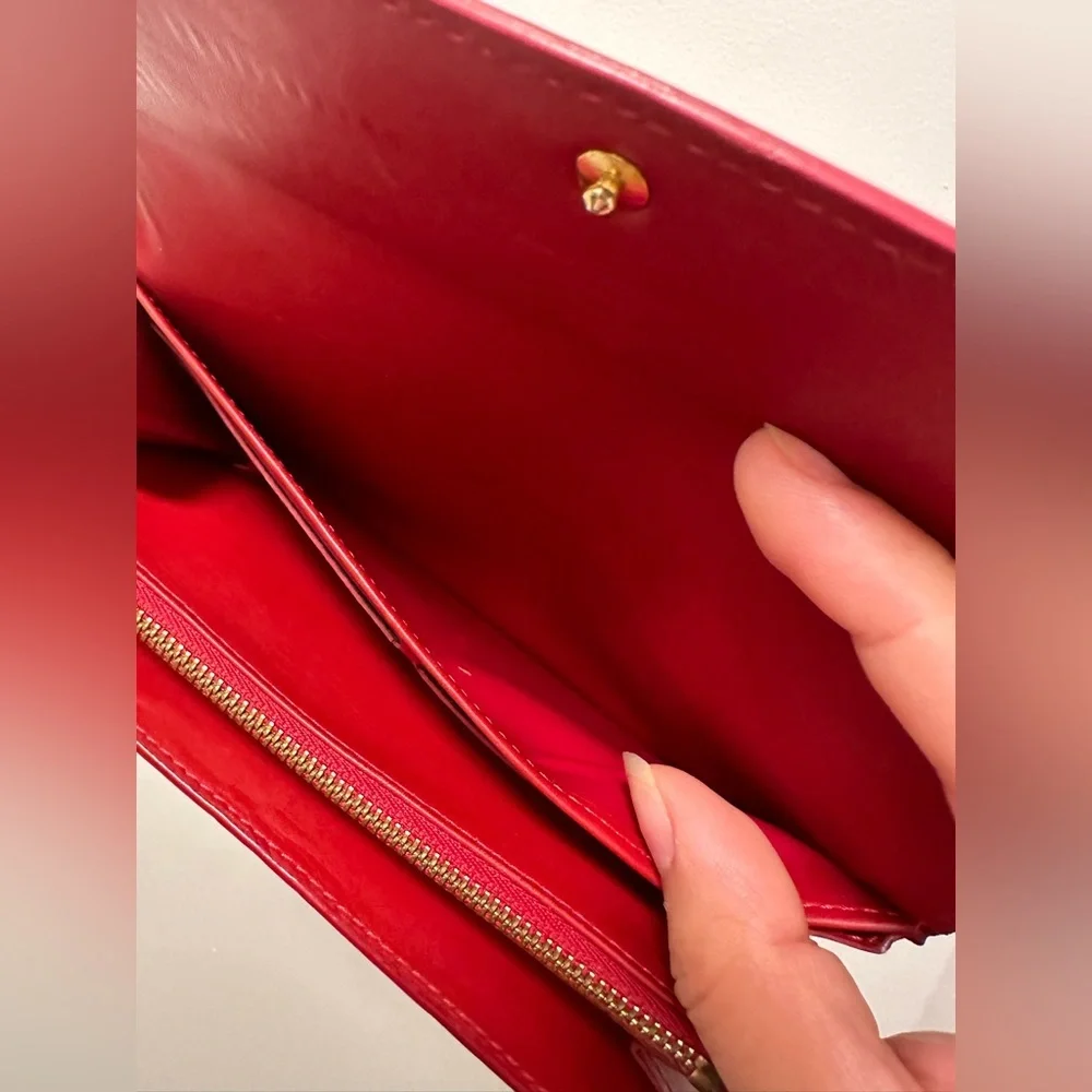 Red LV Vernis Sarah Wallet - Picture 12 of 13